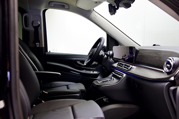 Mercedes-Benz EQV300 21 of 22