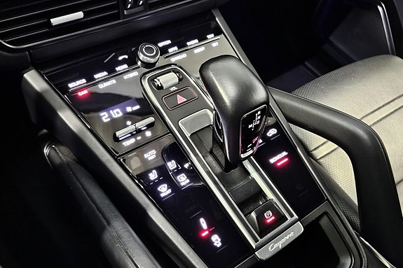 Porsche Cayenne 15 of 30