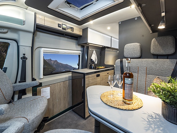 Dethleffs Globetrail 640 ES / Master Class CV ICONIC EDITION BLUE  Langsgående senger, elektrisk p-brems, kompr. kjøleskap, 90 l drivstofftank, isolert gråvannstank ++ 7 of 30
