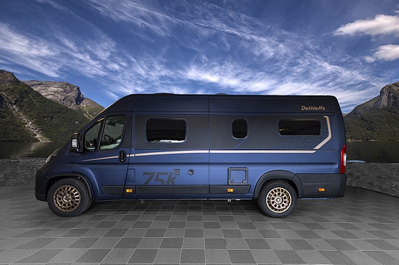 Dethleffs Globetrail 640 ES / Master Class CV ICONIC EDITION BLUE  Langsgående senger, elektrisk p-brems, kompr. kjøleskap, 90 l drivstofftank, isolert gråvannstank ++ 2 of 30