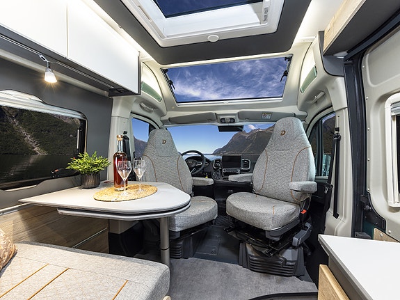 Dethleffs Globetrail 640 ES / Master Class CV ICONIC EDITION BLUE  Langsgående senger, elektrisk p-brems, kompr. kjøleskap, 90 l drivstofftank, isolert gråvannstank ++ 10 of 30