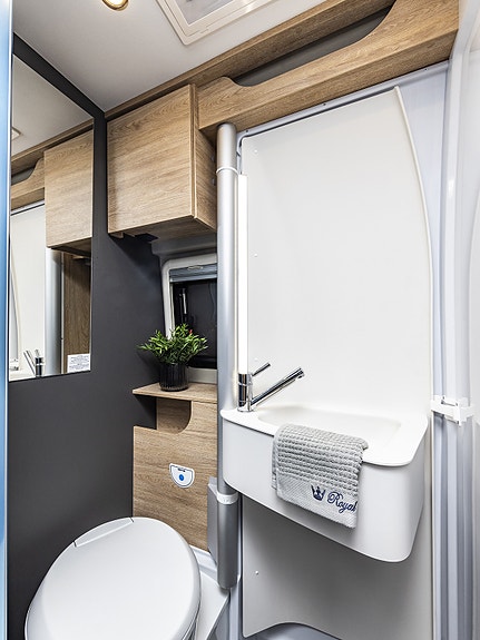 Dethleffs Globetrail 640 ES / Master Class CV ICONIC EDITION BLUE  Langsgående senger, elektrisk p-brems, kompr. kjøleskap, 90 l drivstofftank, isolert gråvannstank ++ 17 of 30