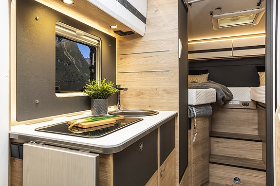 Dethleffs Globebus Camp Active T 4 - inkl. Master Class med adaptiv cruisekont., førerassistenter, langsgående senger, diesel varmluftsvarme. 12 of 27