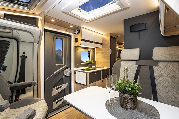 Dethleffs Globebus Camp Active T 4 - inkl. Master Class med adaptiv cruisekont., førerassistenter, langsgående senger, diesel varmluftsvarme. 7 of 27