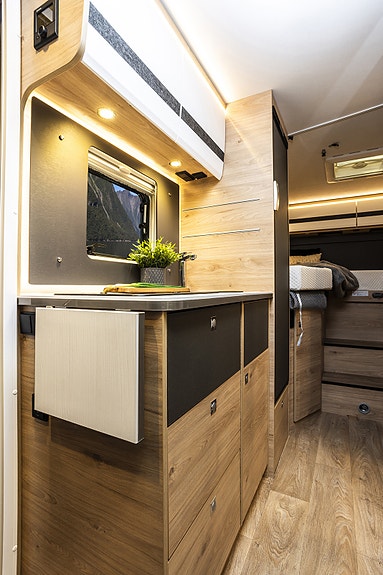 Dethleffs Globebus Camp Active T 4 - inkl. Master Class med adaptiv cruisekont., førerassistenter, langsgående senger, diesel varmluftsvarme. 11 of 27
