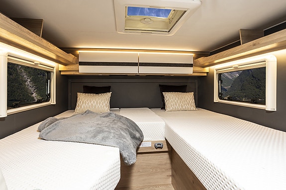 Dethleffs Globebus Camp Active T 4 - inkl. Master Class med adaptiv cruisekont., førerassistenter, langsgående senger, diesel varmluftsvarme. 17 of 27