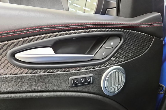 Alfa Romeo Stelvio Quadrifoglio 25 of 30