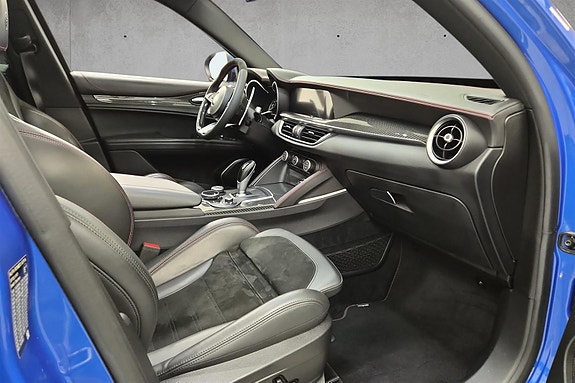 Alfa Romeo Stelvio Quadrifoglio 11 of 30