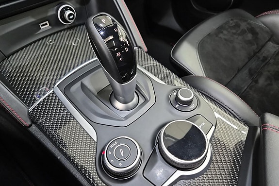 Alfa Romeo Stelvio Quadrifoglio 26 of 30