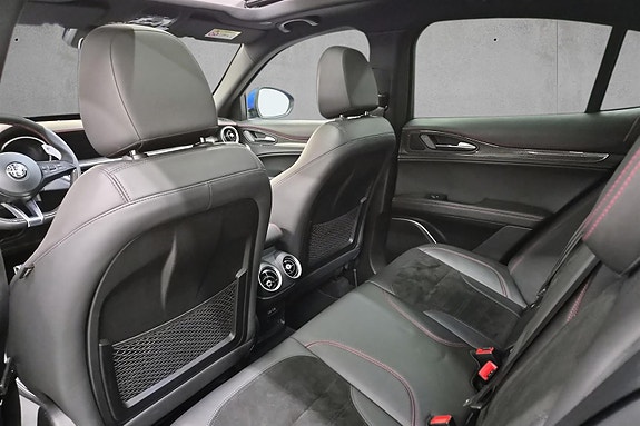 Alfa Romeo Stelvio Quadrifoglio 30 of 30