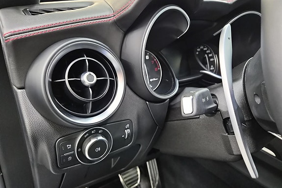 Alfa Romeo Stelvio Quadrifoglio 22 of 30