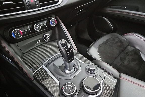 Alfa Romeo Stelvio Quadrifoglio 24 of 30