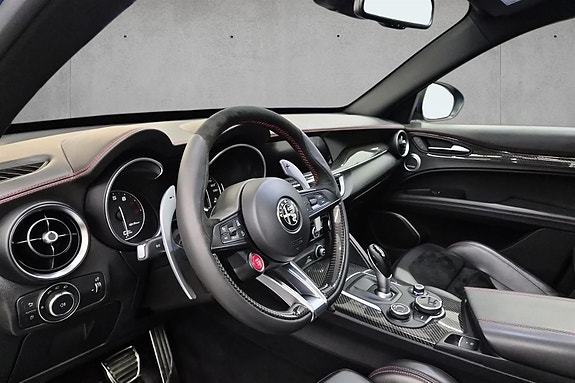 Alfa Romeo Stelvio Quadrifoglio 18 of 30