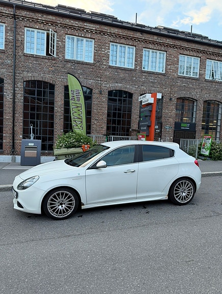 Alfa Romeo Giulietta 2 of 5