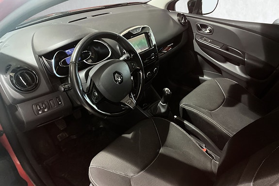 Komfortabel førerplass med oversiktlig dashboard og ergonomiske seter.
