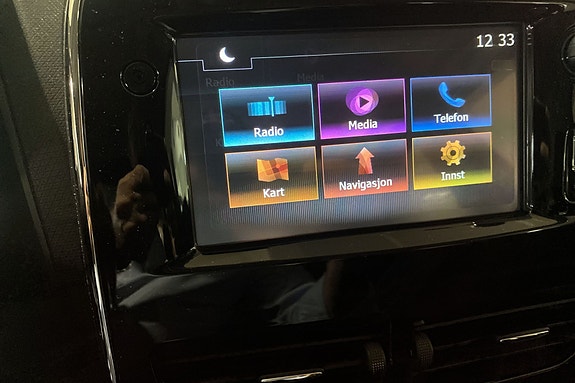 Moderne infotainment med navigasjon og enkel mediebetjening.