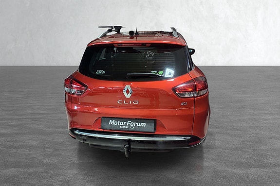 SUV bakfra med mørke ruter og solide takrails.