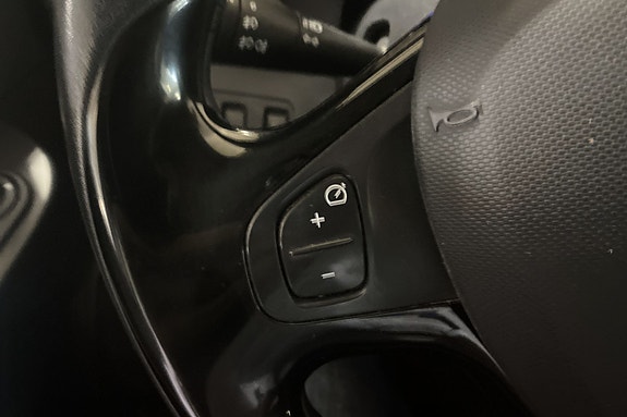 Multifunksjonsratt med praktiske cruise control-knapper for enkel kjøring.