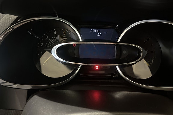 Oversiktlig instrumentpanel med digitalt display og tydelige målere.