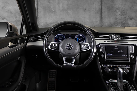 Volkswagen Passat 10 of 22
