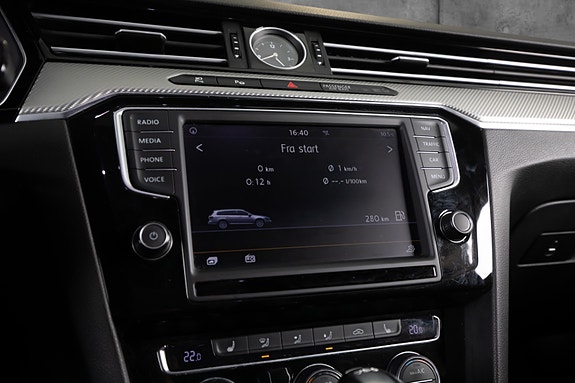 Volkswagen Passat 16 of 22