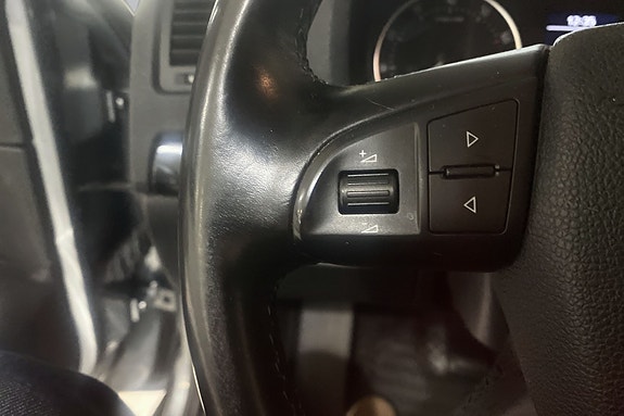 Multifunksjonsratt med cruise control og praktiske knappkontroller.