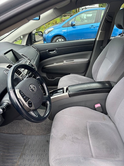 Toyota Prius 7 of 14