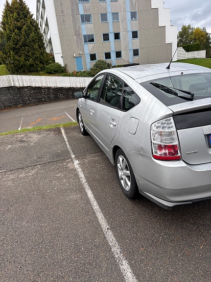 Toyota Prius 4 of 14