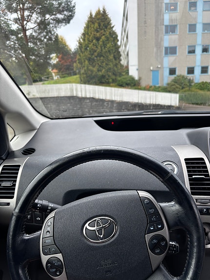 Toyota Prius 9 of 14
