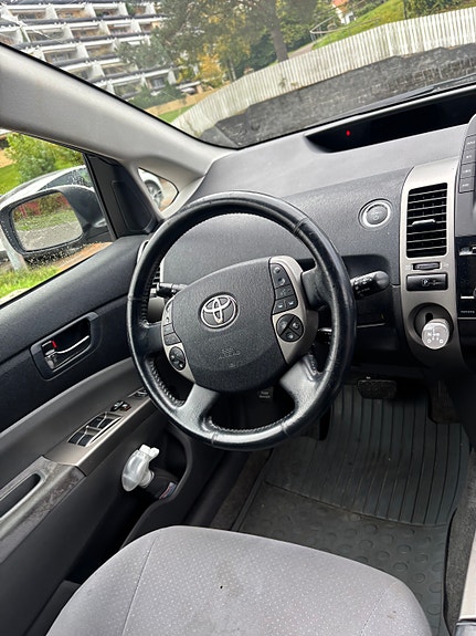 Toyota Prius 12 of 14