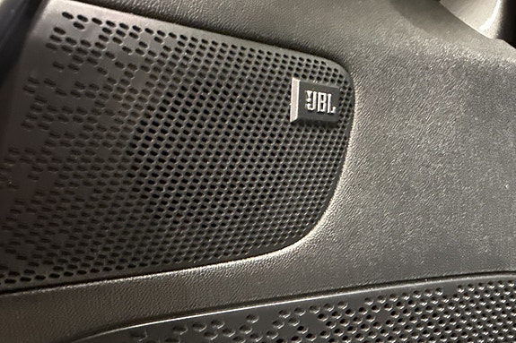 Kraftfull JBL-høyttaler sikrer kvalitetslyd i kjøreturen.