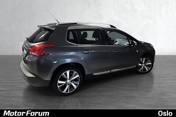 Sleek bakfra med romslig bagasjerom og sporty felgdesign.