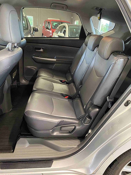 Toyota Prius 12 of 27