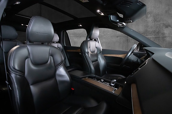 Volvo XC90 10 of 23