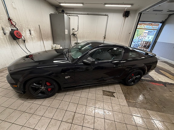Ford Mustang 2 of 21