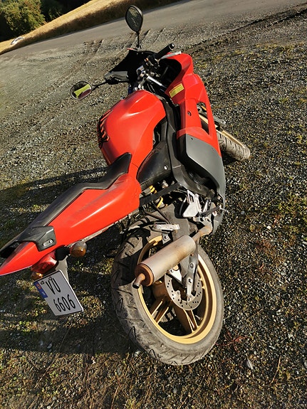 Yamaha TZR 50 4 of 8