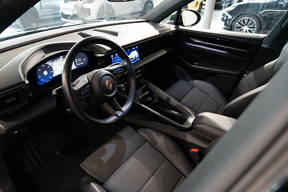 Porsche Macan 11 of 26