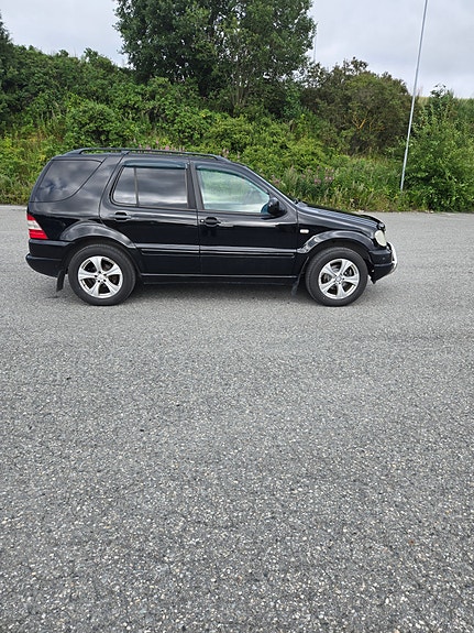 Mercedes-Benz ML320 3 of 12