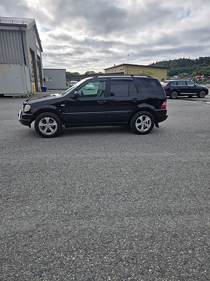 Mercedes-Benz ML320 4 of 12