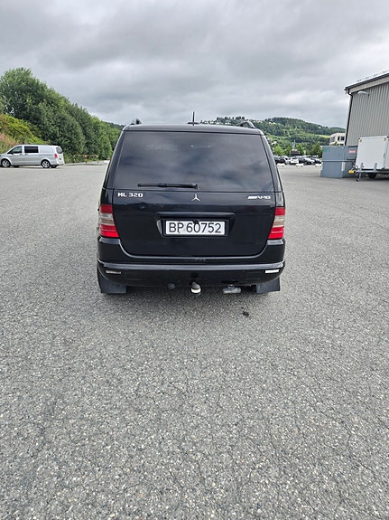 Mercedes-Benz ML320 2 of 12