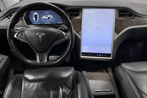 Tesla Model X 7 of 17