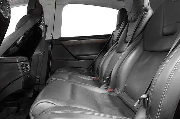 Tesla Model X 13 of 17