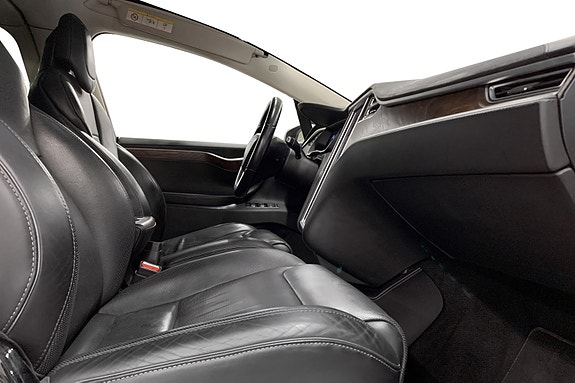 Tesla Model X 12 of 17