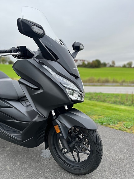 Honda Forza 125 med toppboks 3 of 10