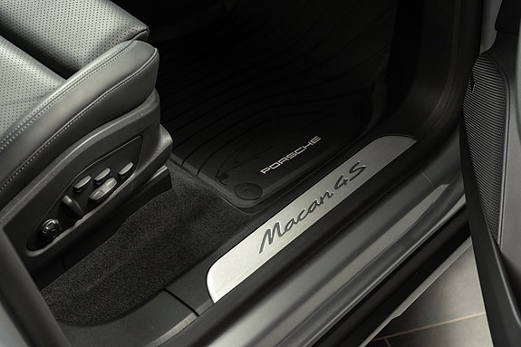 Porsche Macan 30 of 30