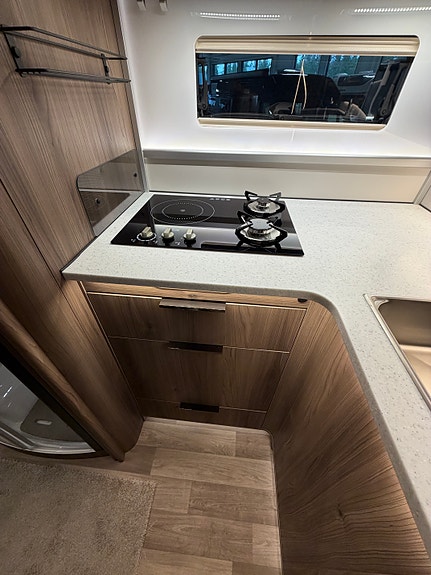 Bilde 34 av KABE Imperial TRAQ i830 LGB