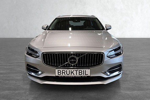 Elegant stasjonsvogn med Volvos karakteristiske skandinaviske design og lange, harmoniske linjer.
