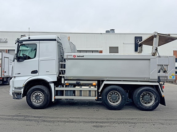 Mercedes-Benz Arocs 6X4 Istrailtipp med høytløftende luke, akselavlastning, kjøleskap, se video 10 of 23