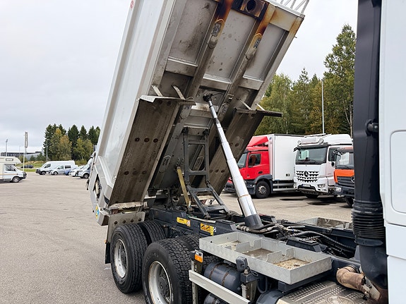 Mercedes-Benz Arocs 6X4 Istrailtipp med høytløftende luke, akselavlastning, kjøleskap, se video 23 of 23