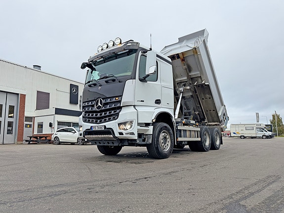 Mercedes-Benz Arocs 6X4 Istrailtipp med høytløftende luke, akselavlastning, kjøleskap, se video 20 of 23